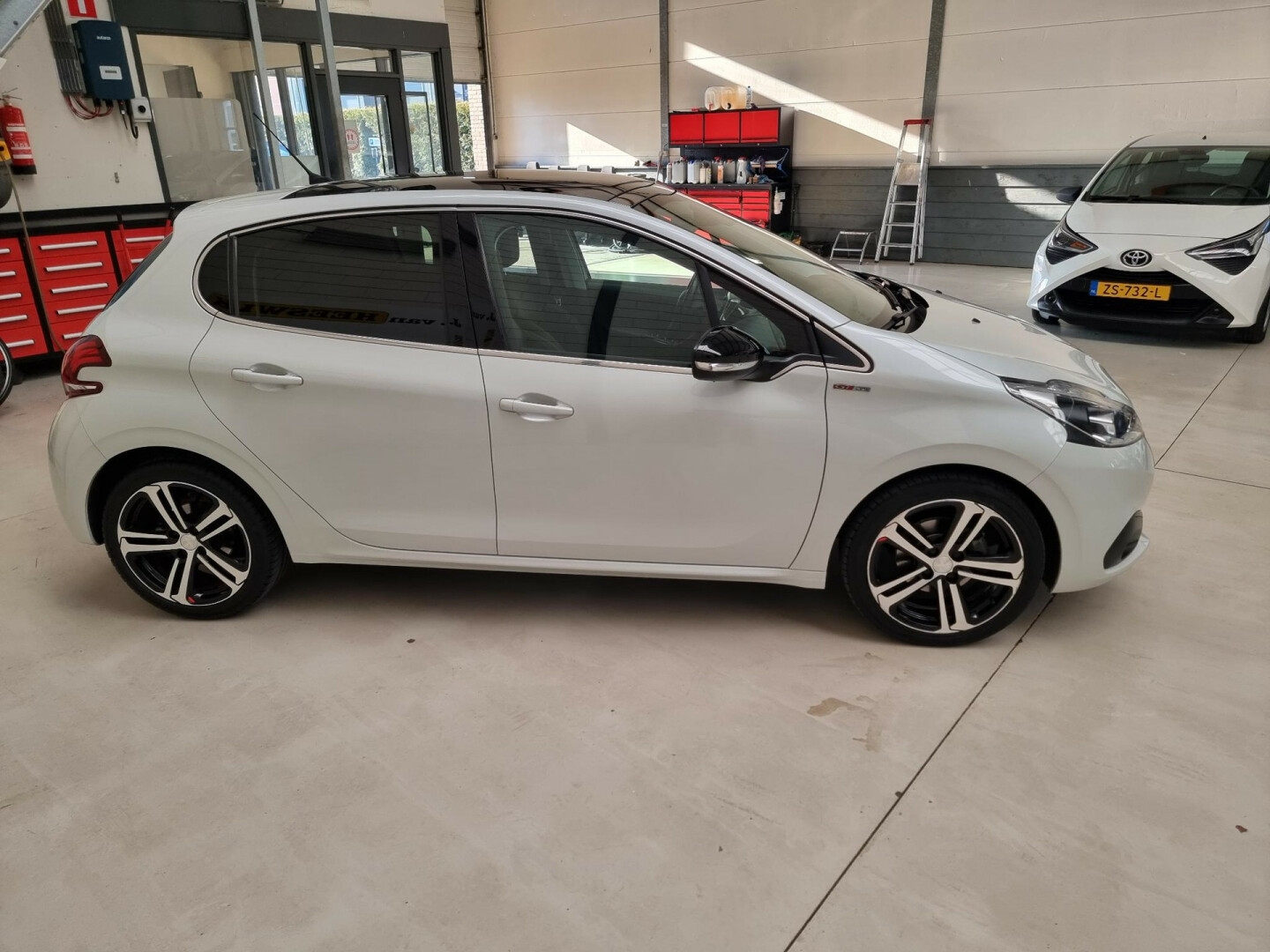 Peugeot-208-12